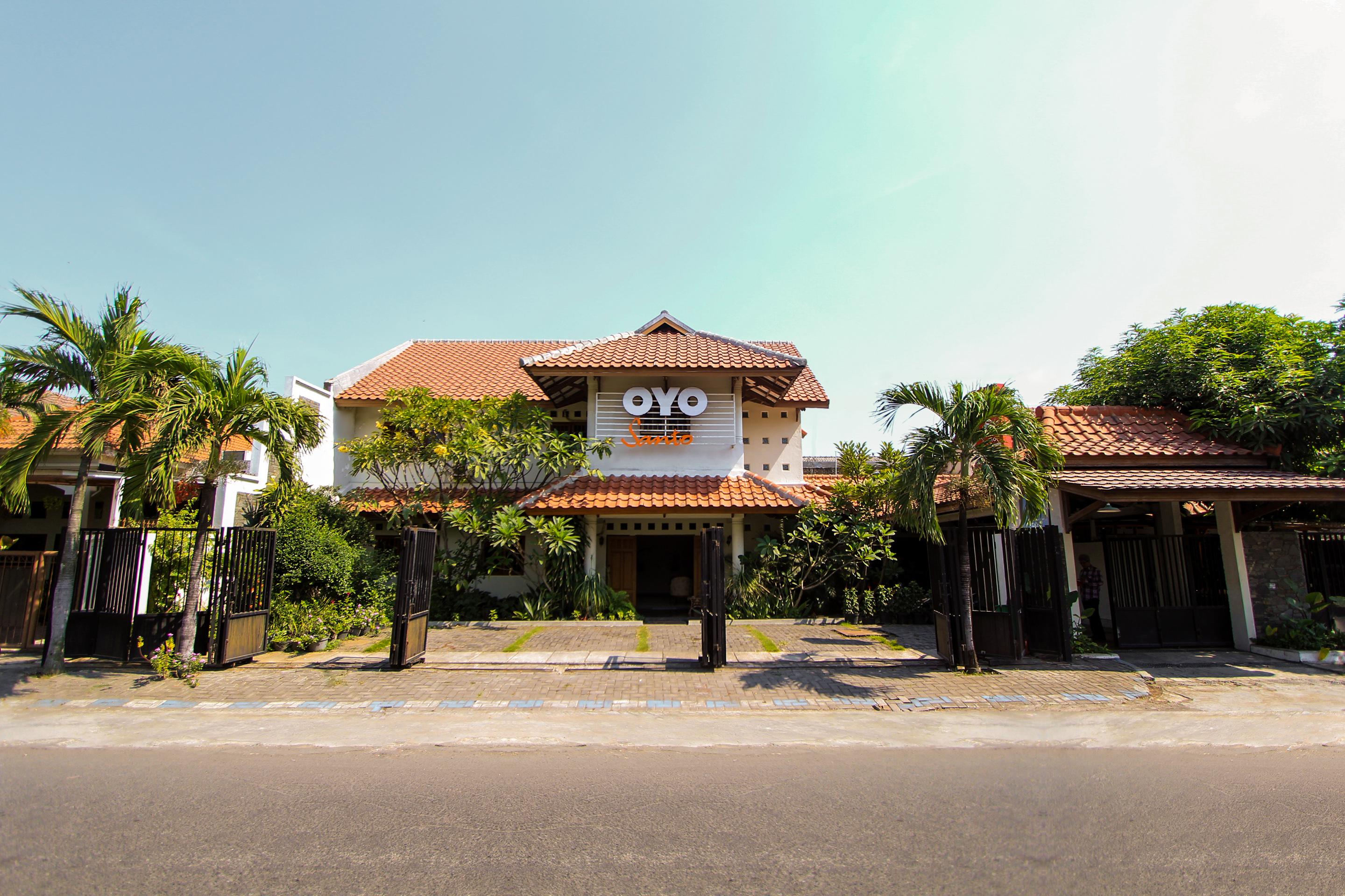 Santo Guest House Tropodo Brebek Exteriér fotografie