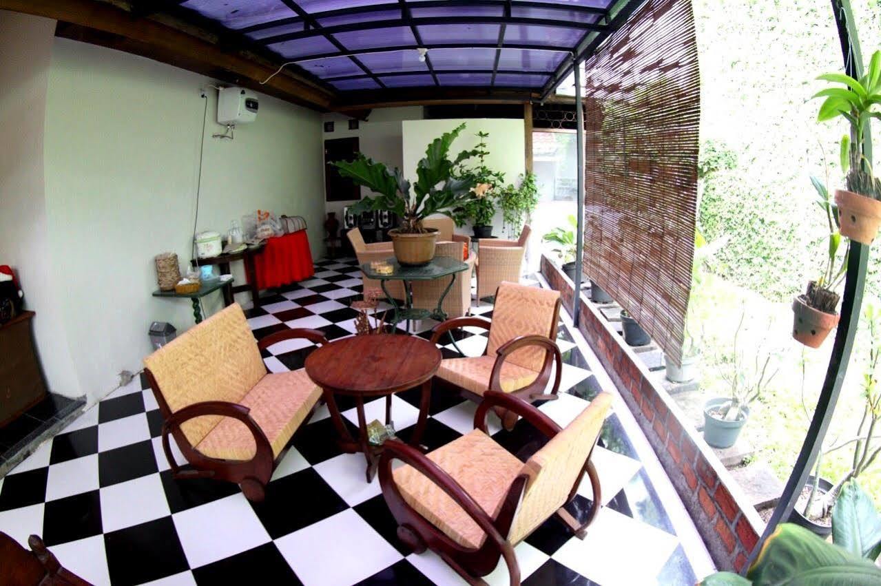 Santo Guest House Tropodo Brebek Exteriér fotografie